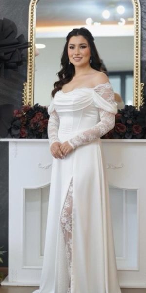 Robe longue col bateau avec détails de dentelle chez Keya mariage Mulhouse