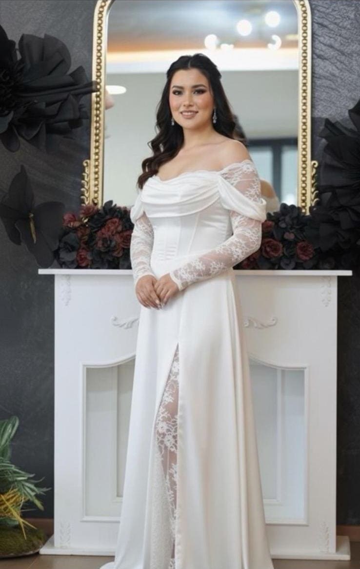 Robe longue col bateau avec détails de dentelle chez Keya mariage Mulhouse