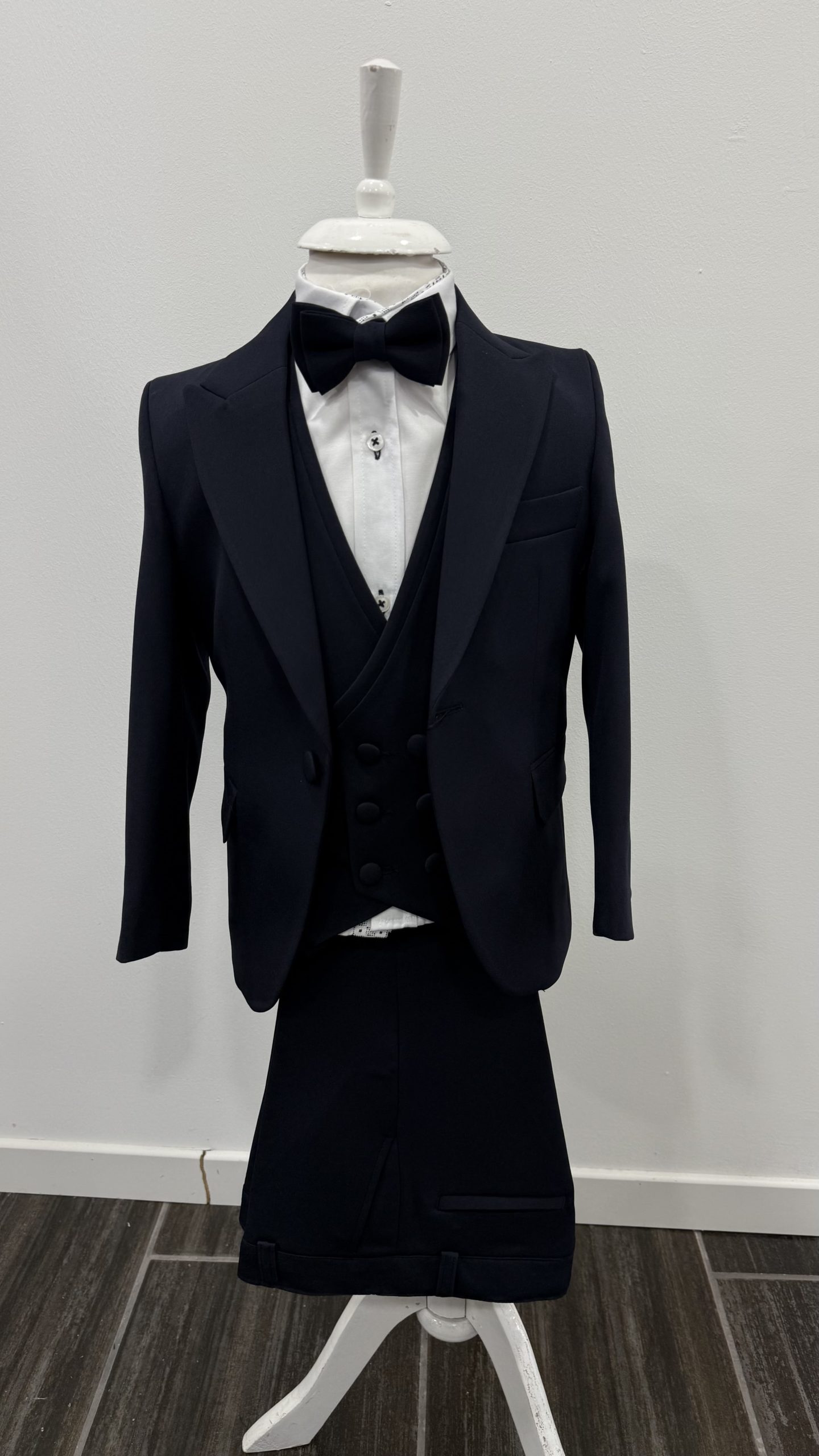 Détail du costume de cérémonie 5 pièces bleu marine, vue de face sur mannequin.