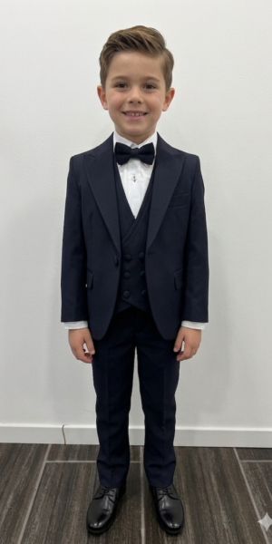 Enfant portant un costume de cérémonie 5 pièces bleu marine, vue de face.