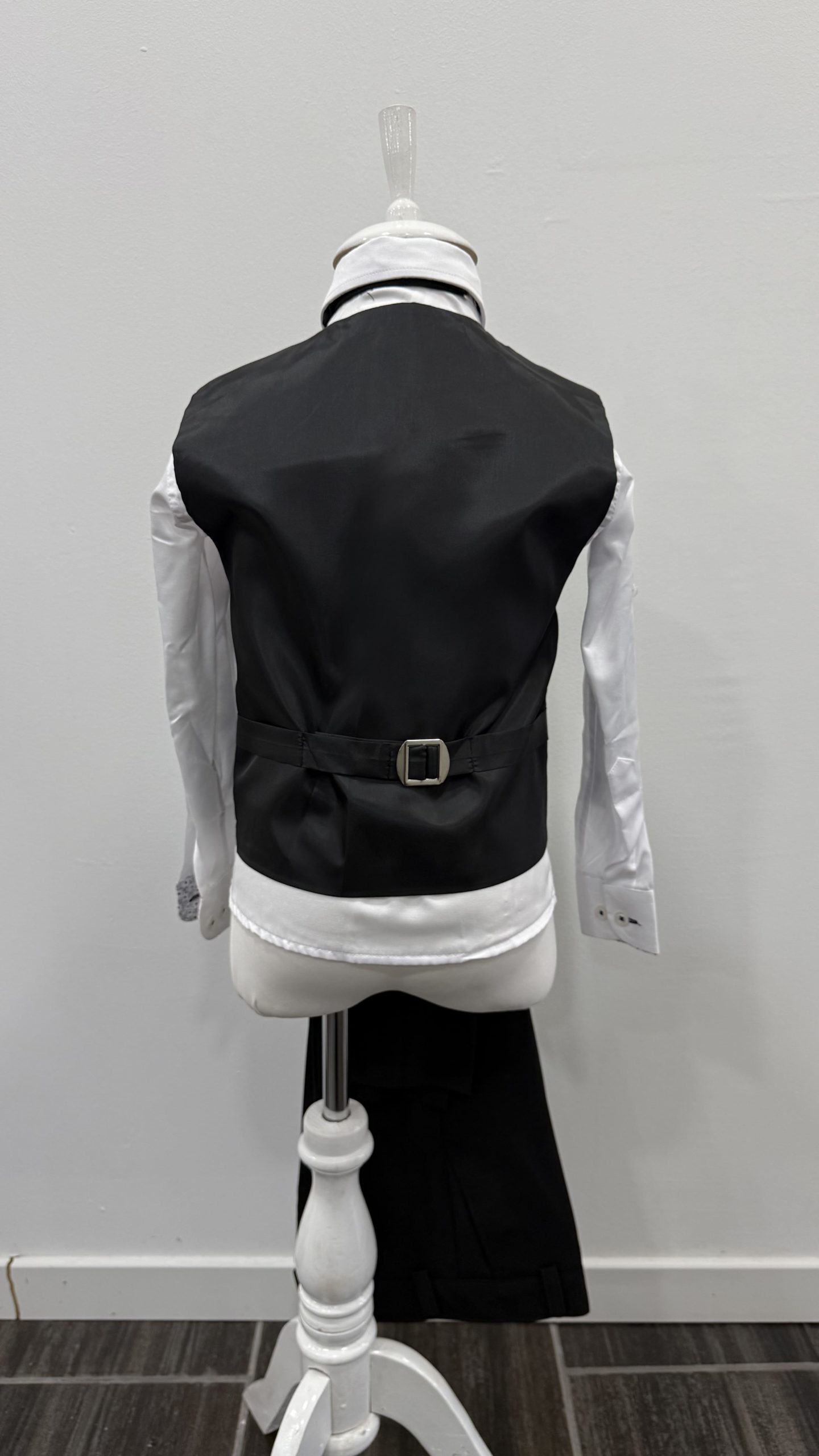 Costume de cérémonie pour enfant 5 pièces noir, vue arrière avec détails de la patte de serrage du gilet