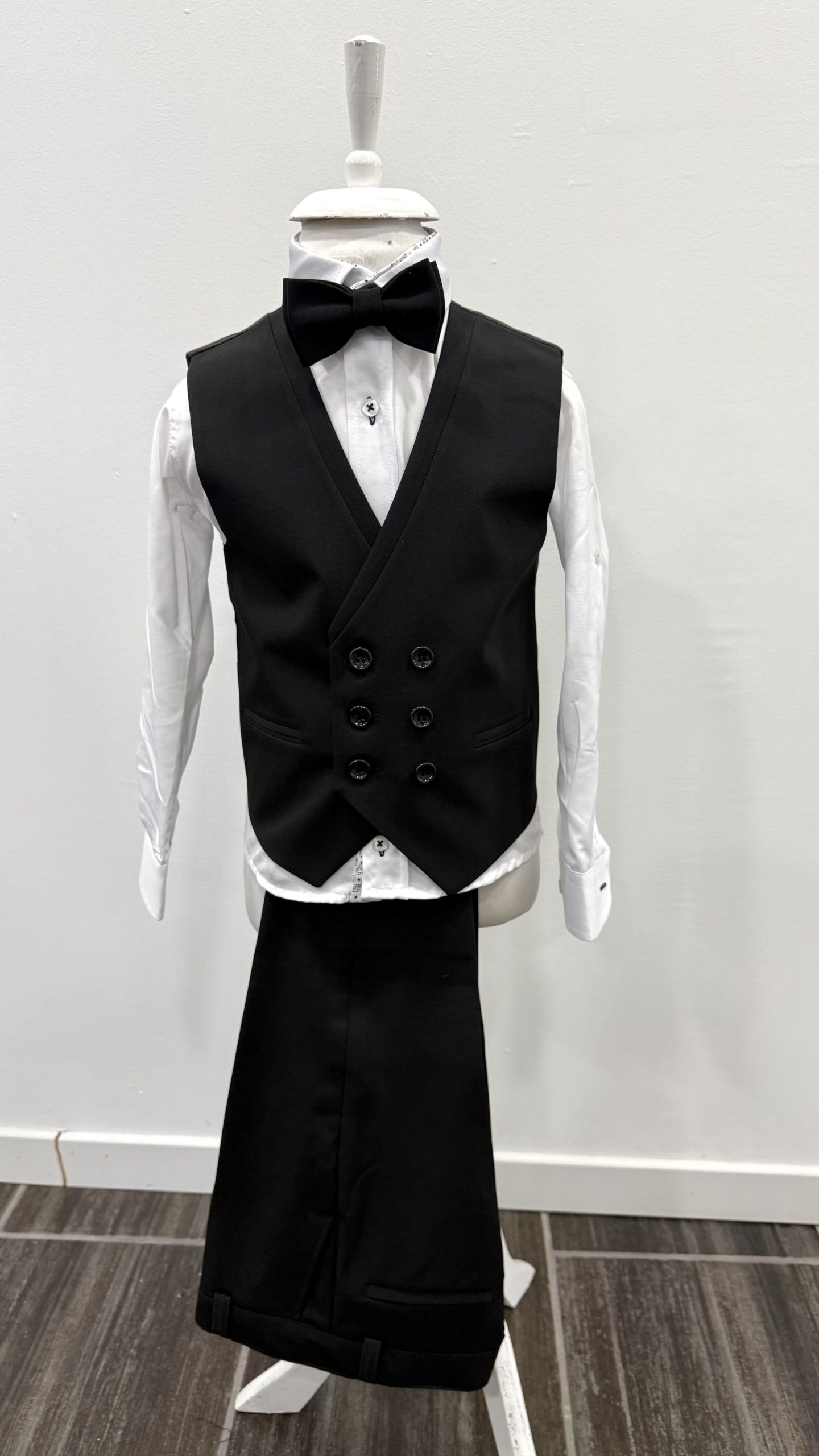 Détail du gilet croisé 5 boutons pour costume enfant noir, vue de face