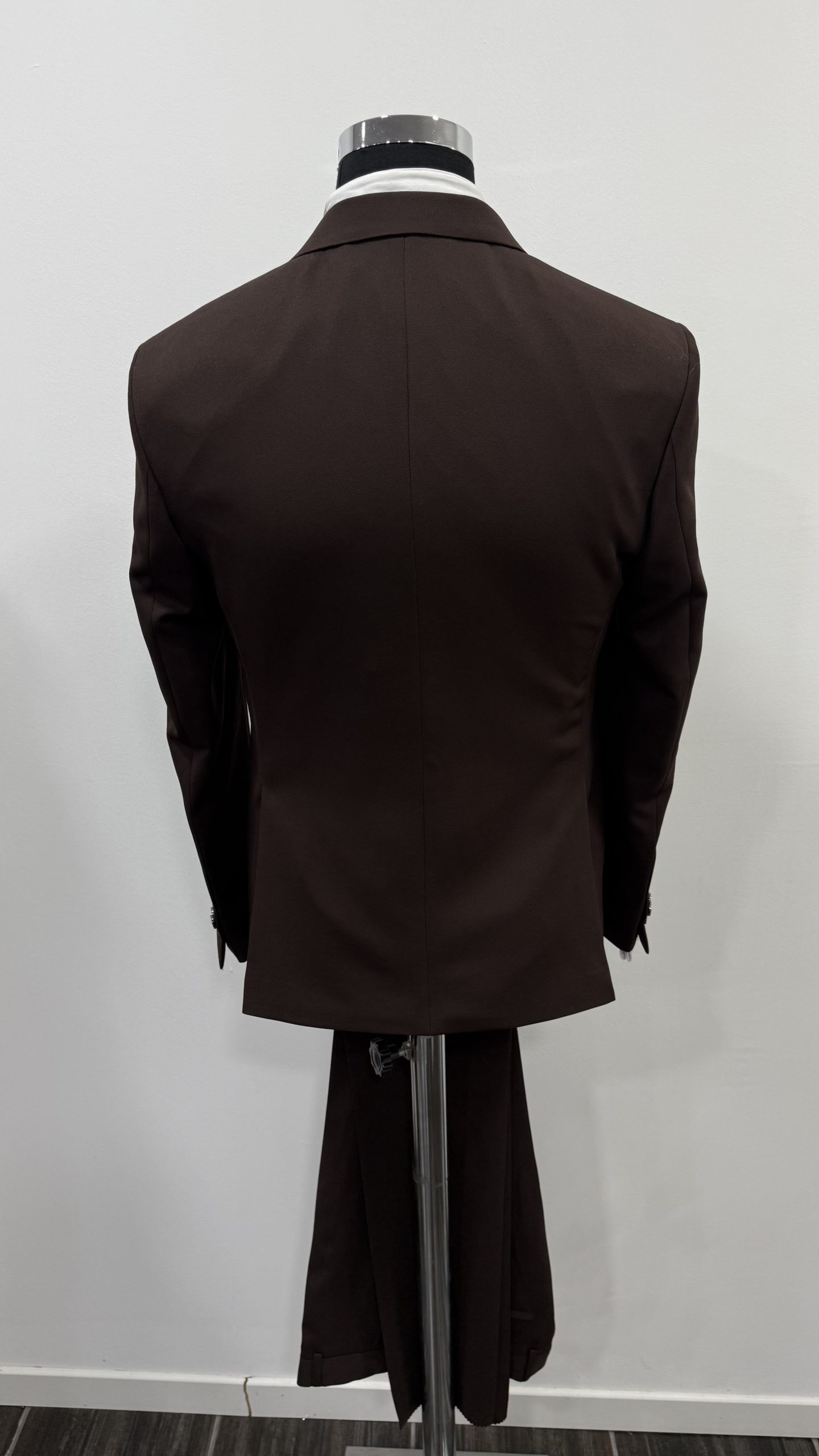 Costume croisé marron foncé chez Keya Mariage Mulhouse