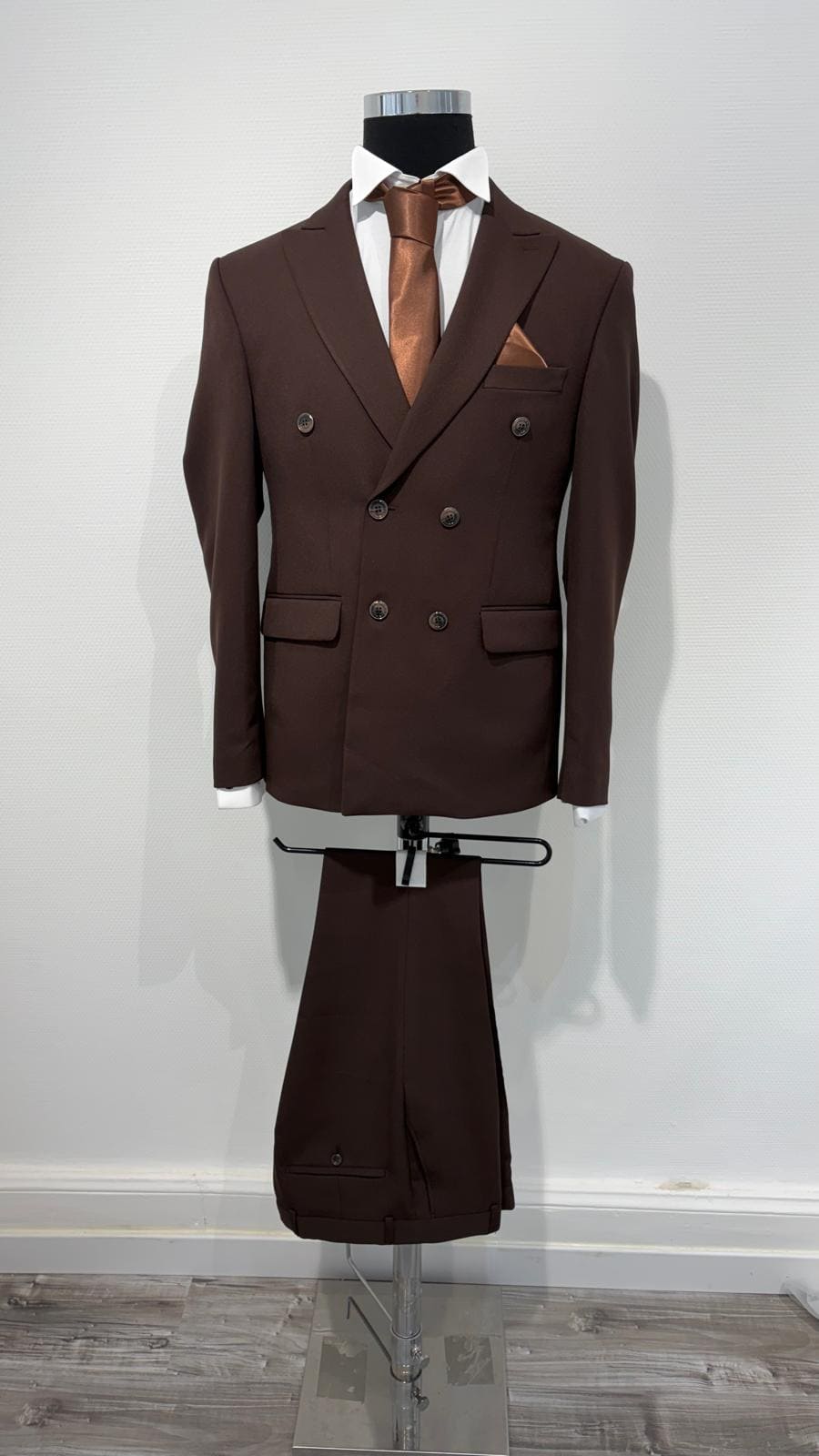 Costume croisé marron foncé chez Keya Mariage Mulhouse