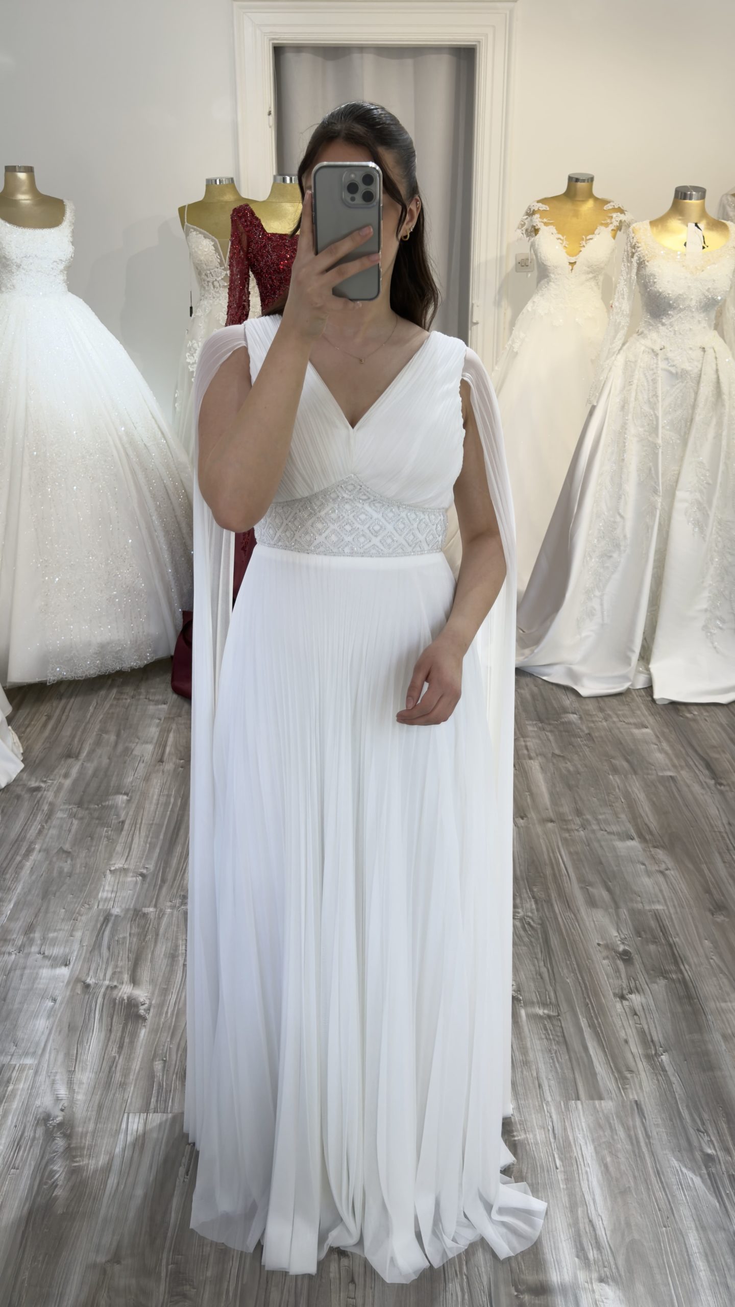 Robe de soirée plissée à ceinture ornementée- Blanche chez Keya Mariage Mulhouse
