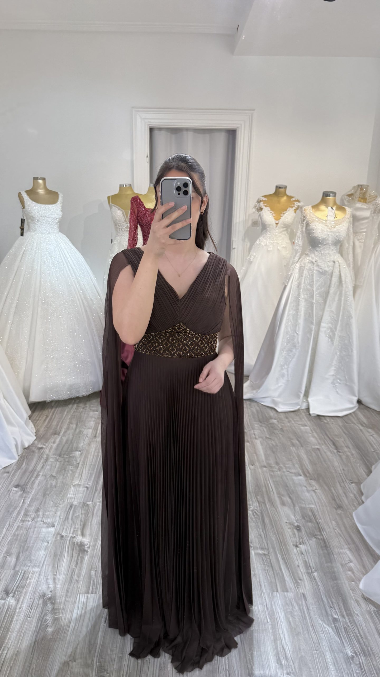 Robe de soirée plissée à ceinture ornementée Chocolat chez Keya mariage Mulhouse