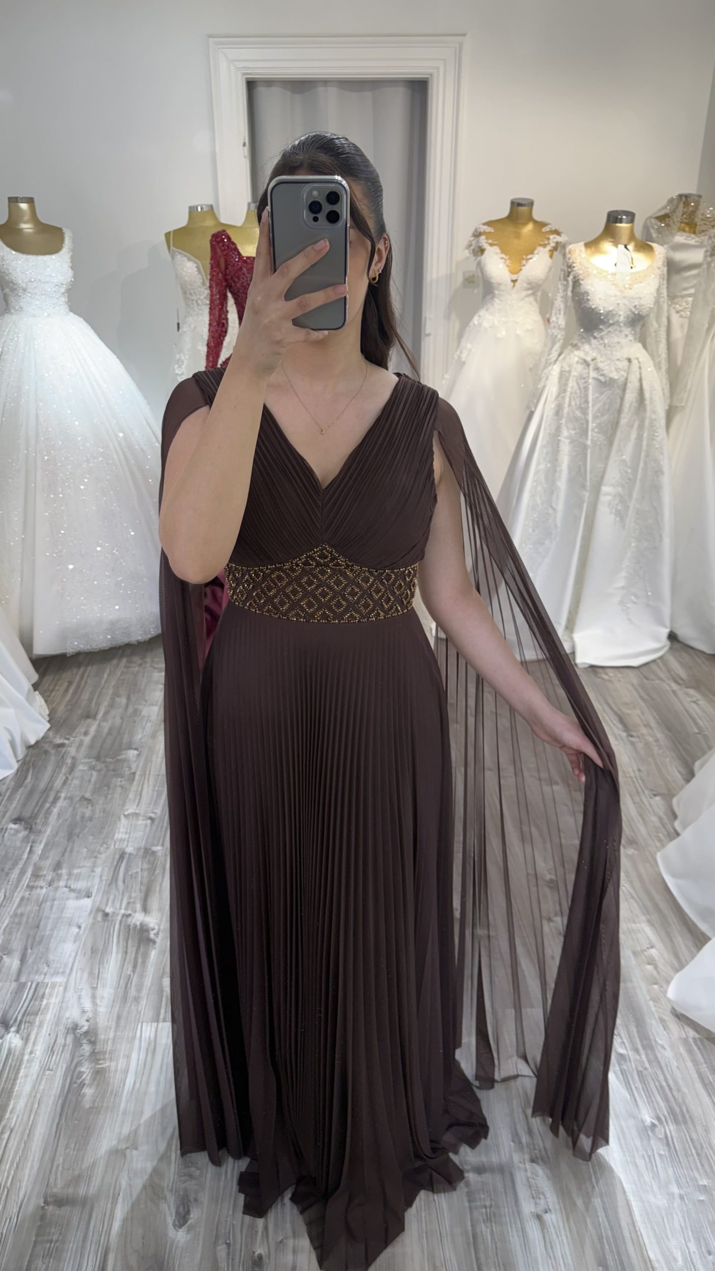 Robe de soirée plissée à ceinture ornementée Chocolat chez Keya mariage Mulhouse