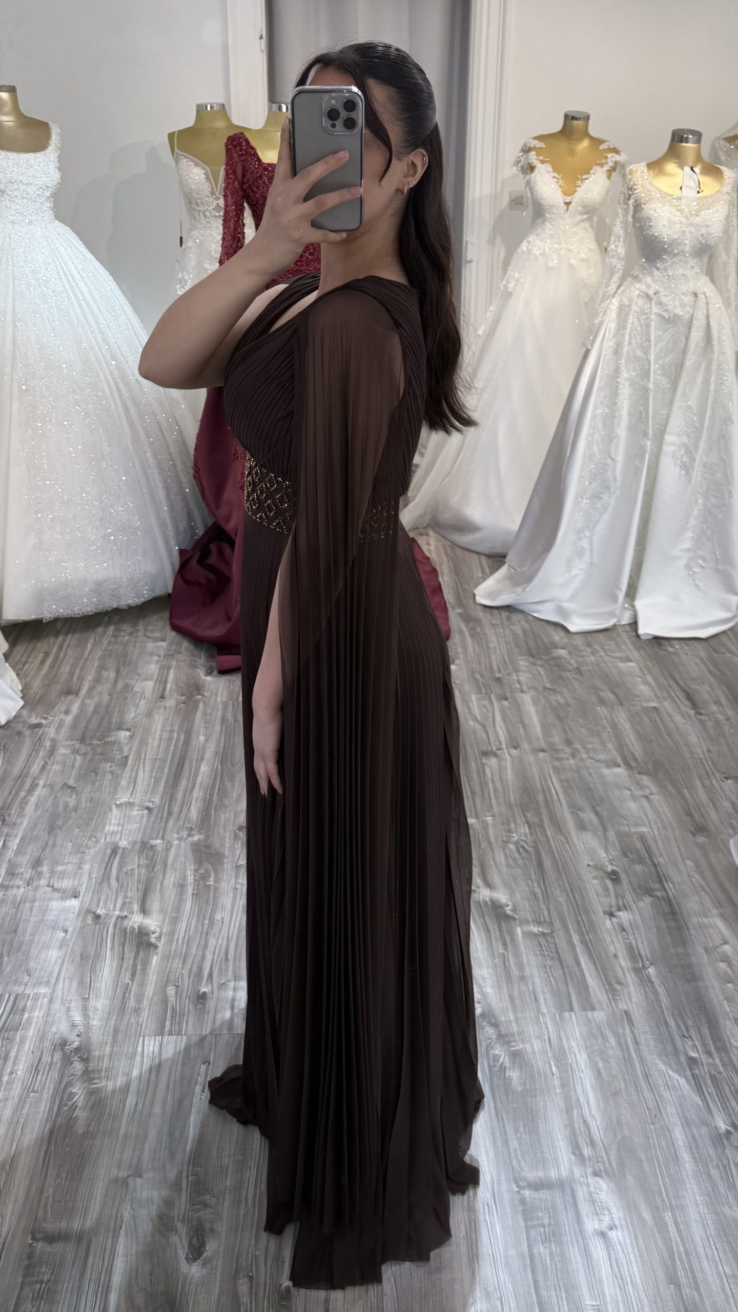 Robe de soirée plissée à ceinture ornementée Chocolat chez Keya mariage Mulhouse
