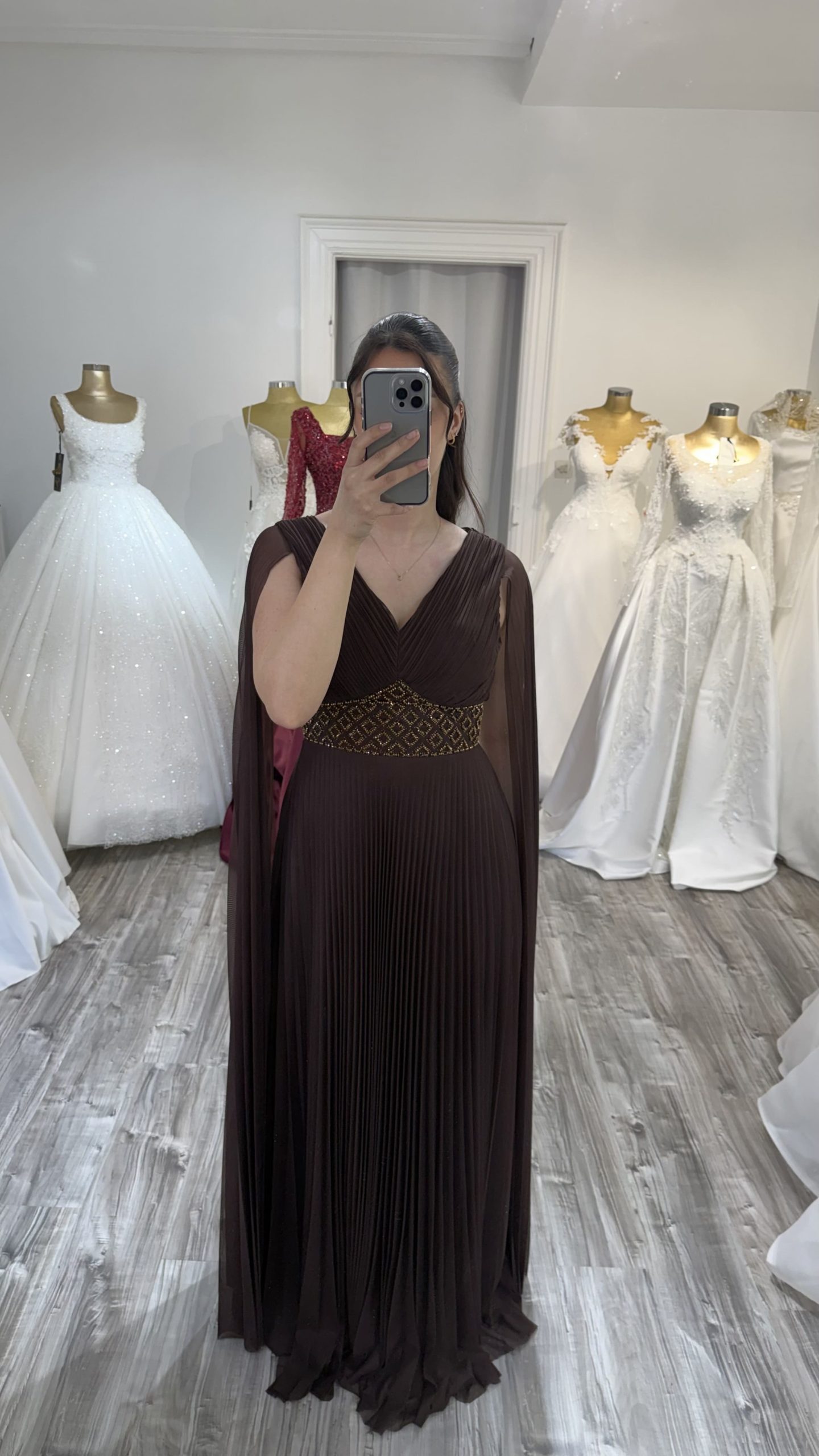 Robe de soirée plissée à ceinture ornementée Chocolat chez Keya mariage Mulhouse