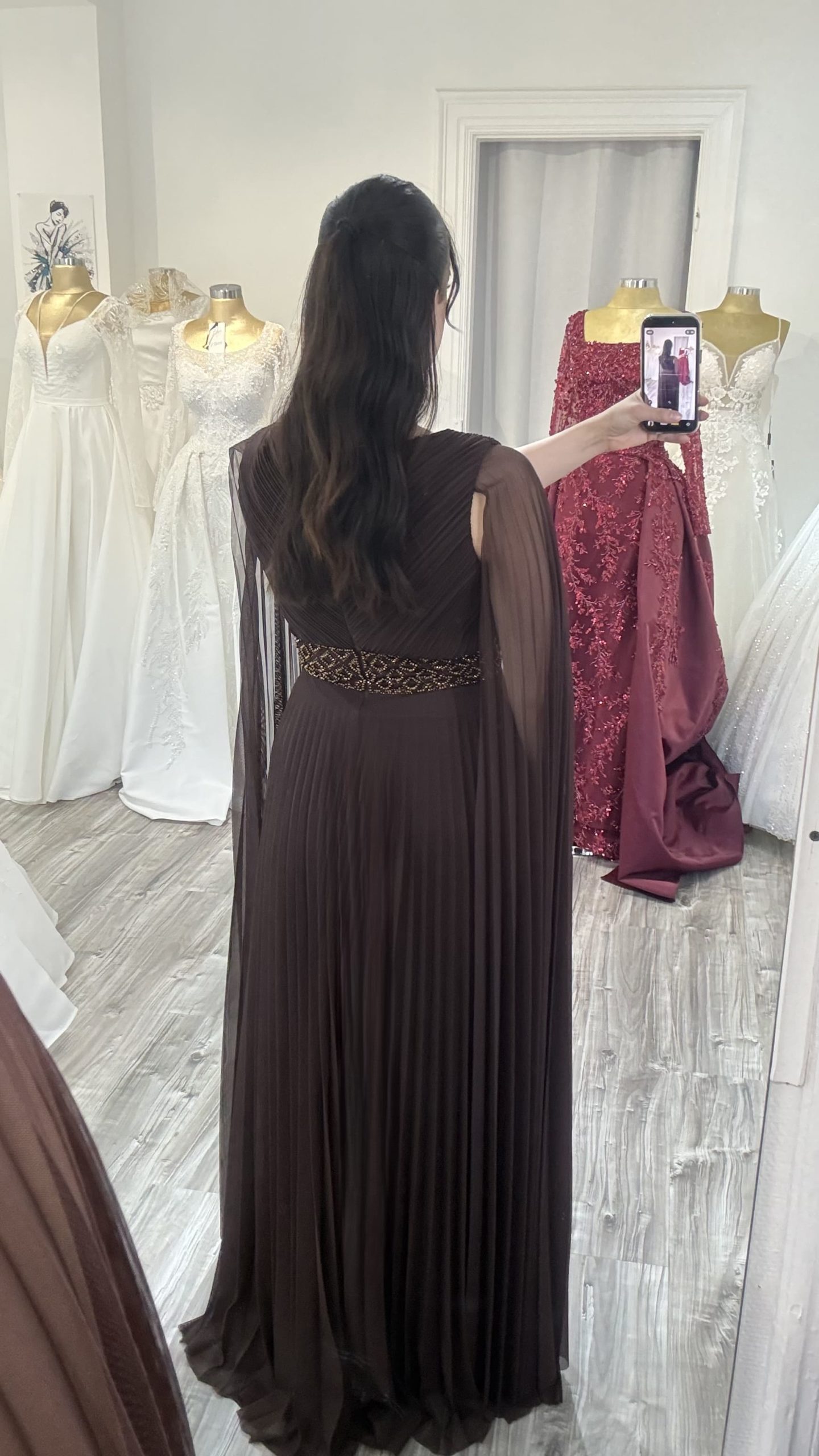 Robe de soirée plissée à ceinture ornementée Chocolat chez Keya mariage Mulhouse
