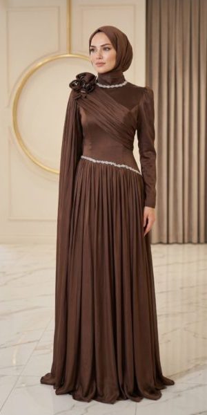 Robe de soirée chocolat Modest, longue et élégante avec détails de fleurs sur l'épaule et broderies scintillantes, portée par un mannequin
