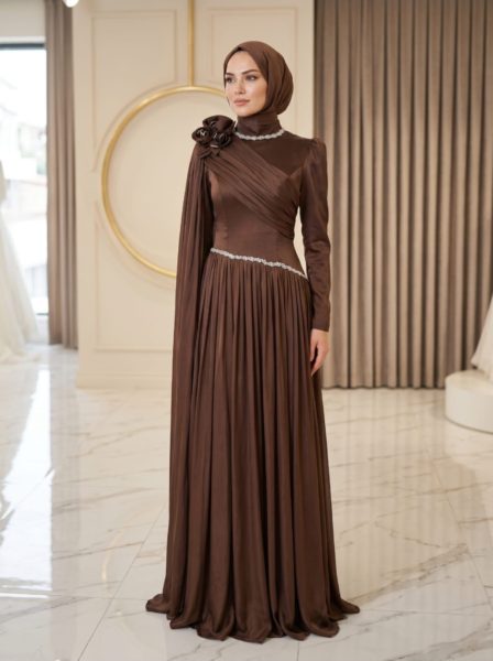 Robe de soirée chocolat Modest, longue et élégante avec détails de fleurs sur l'épaule et broderies scintillantes, portée par un mannequin
