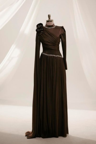 Vue complète de la robe de soirée chocolat Modest, coupe longue et fluide, idéale pour une tenue de cérémonie raffinée