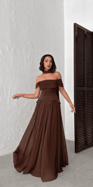 Robe de soirée chocolat modèle Divine silhouette avec épaules dénudées et col choker