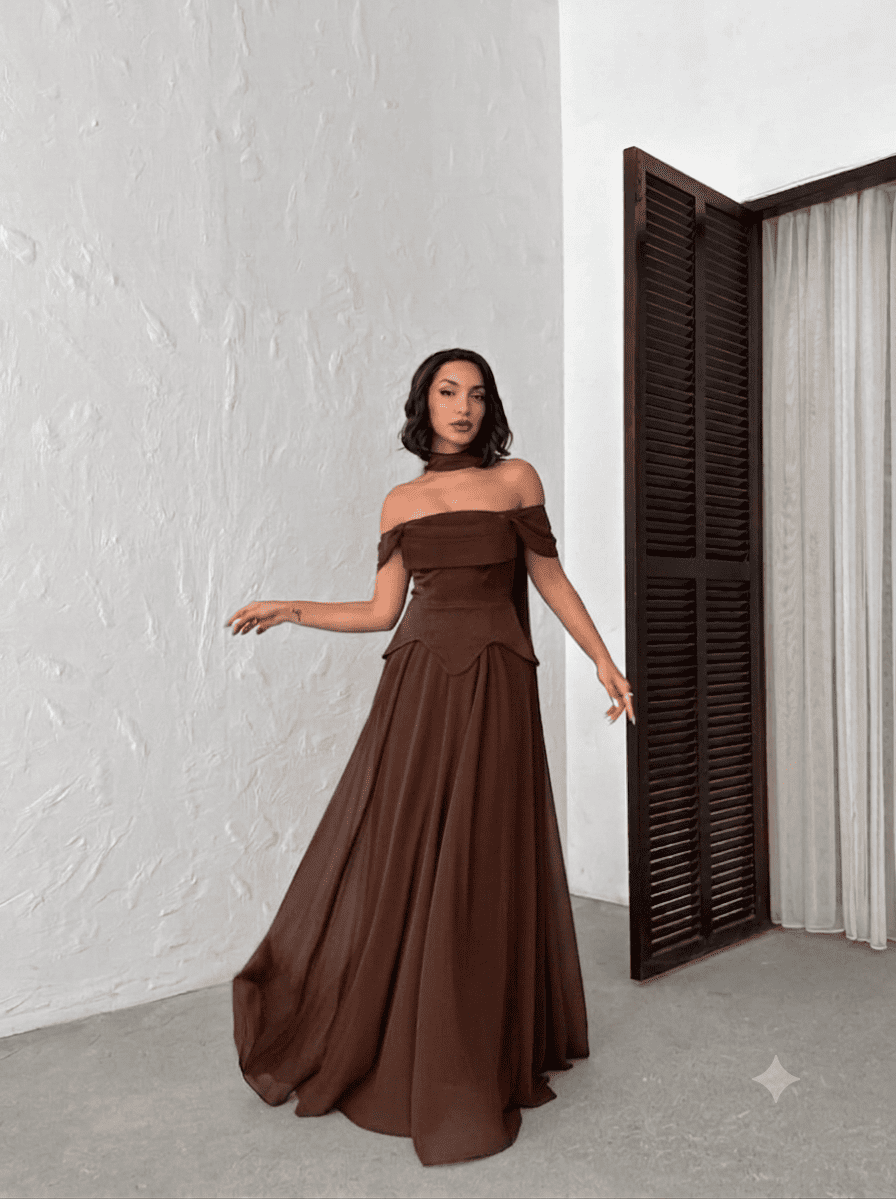 Robe de soirée chocolat modèle Divine silhouette avec épaules dénudées et col choker