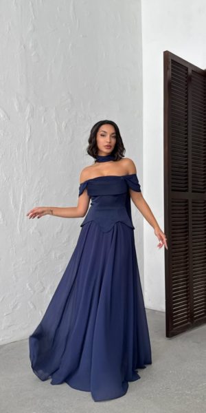 Robe de soirée bleue modèle Divine silhouette avec épaules dénudées et col choker