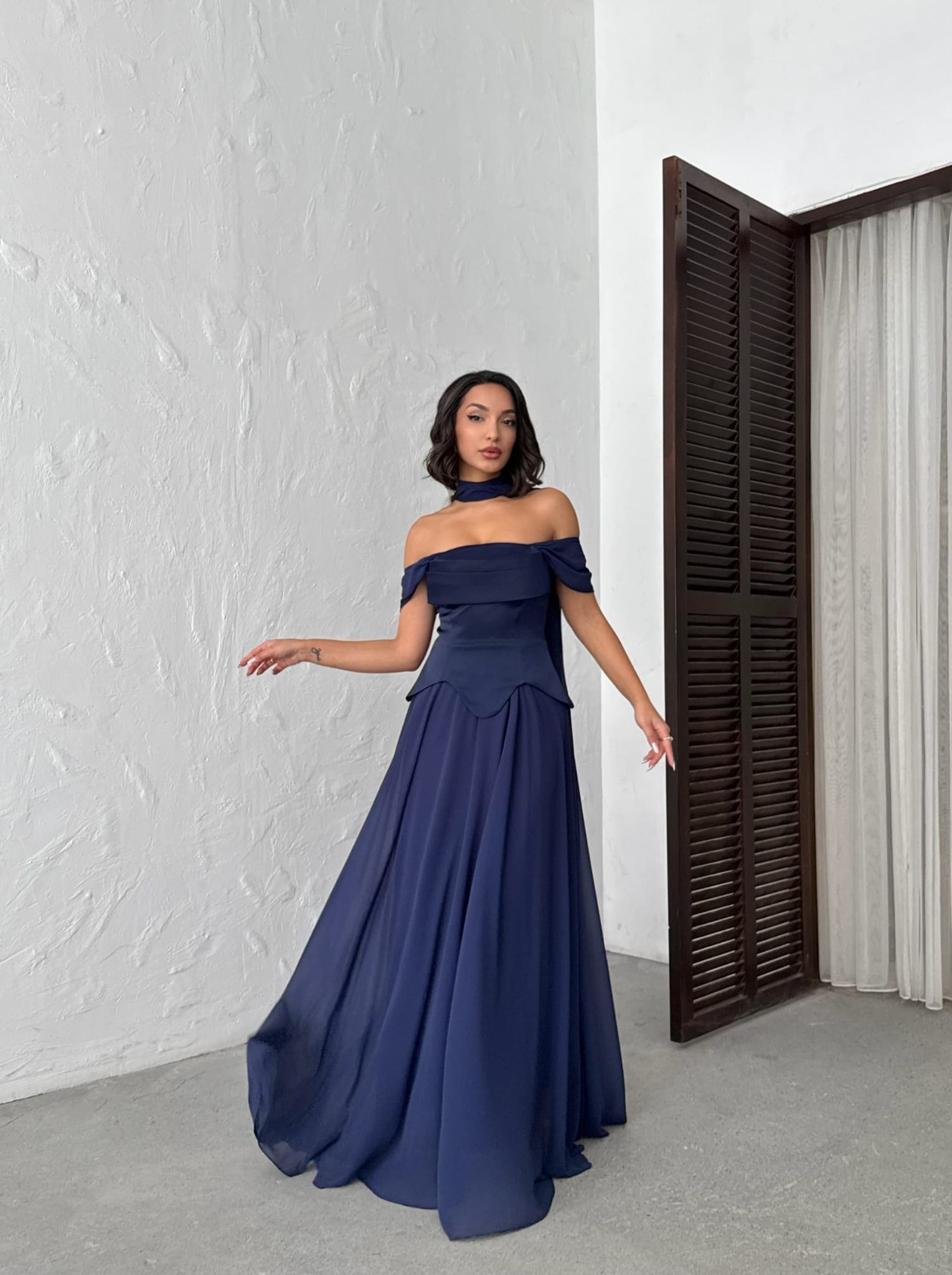 Robe de soirée bleue modèle Divine silhouette avec épaules dénudées et col choker