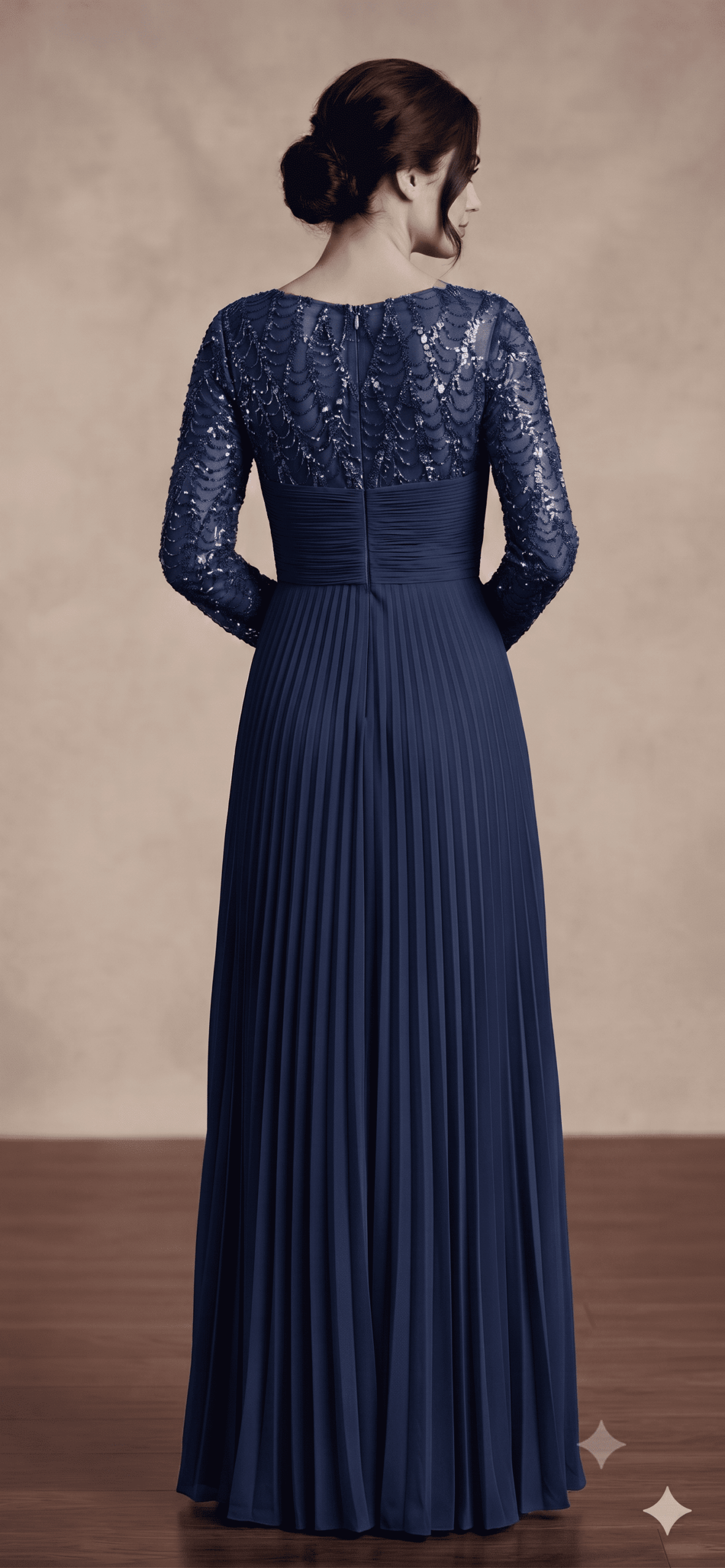 Vue de dos d'une robe de soirée grande taille plissée couleur bleu marine, mettant en valeur le travail des sequins en cascade sur le haut du dos et la fermeture éclair discrète