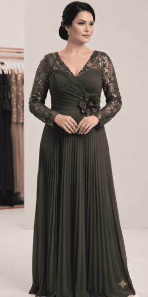 Mannequin portant une robe de soirée grande taille plissée couleur kaki, avec un décolleté en V, des manches longues transparentes ornées de sequins et une fleur décorative à la taille