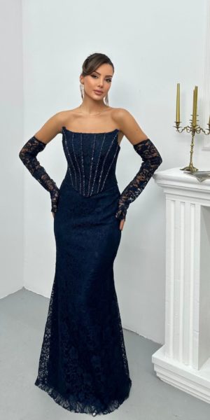 Robe de soirée longue coupe sirène en dentelle bleu nuit avec bustier corset orné de strass et gants longs assortis