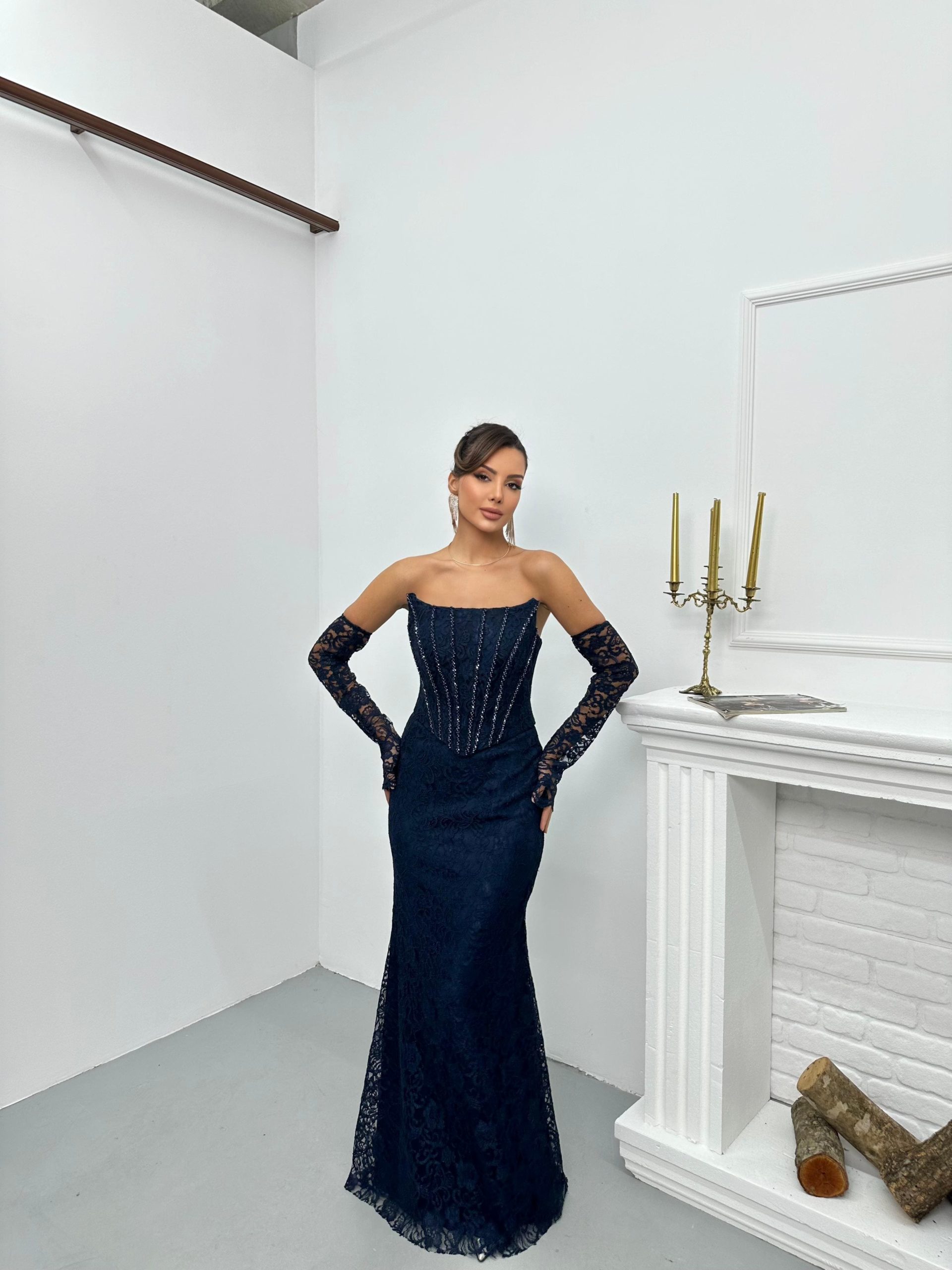 Robe de soirée longue coupe sirène en dentelle bleu nuit avec bustier corset orné de strass et gants longs assortis
