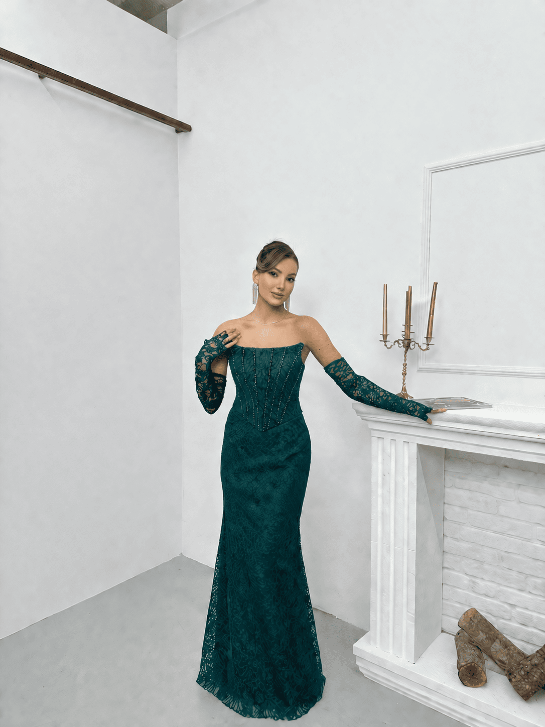 Robe de soirée fourreau vert sapin en dentelle, coupe corsetée élégante, vue de face