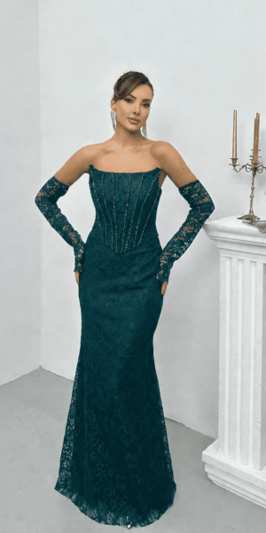 Robe de soirée longue en dentelle vert émeraude avec corset structuré et gants assortis