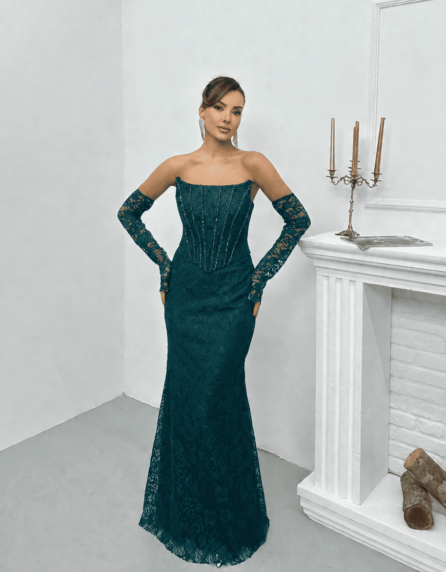 Robe de soirée longue en dentelle vert émeraude avec corset structuré et gants assortis
