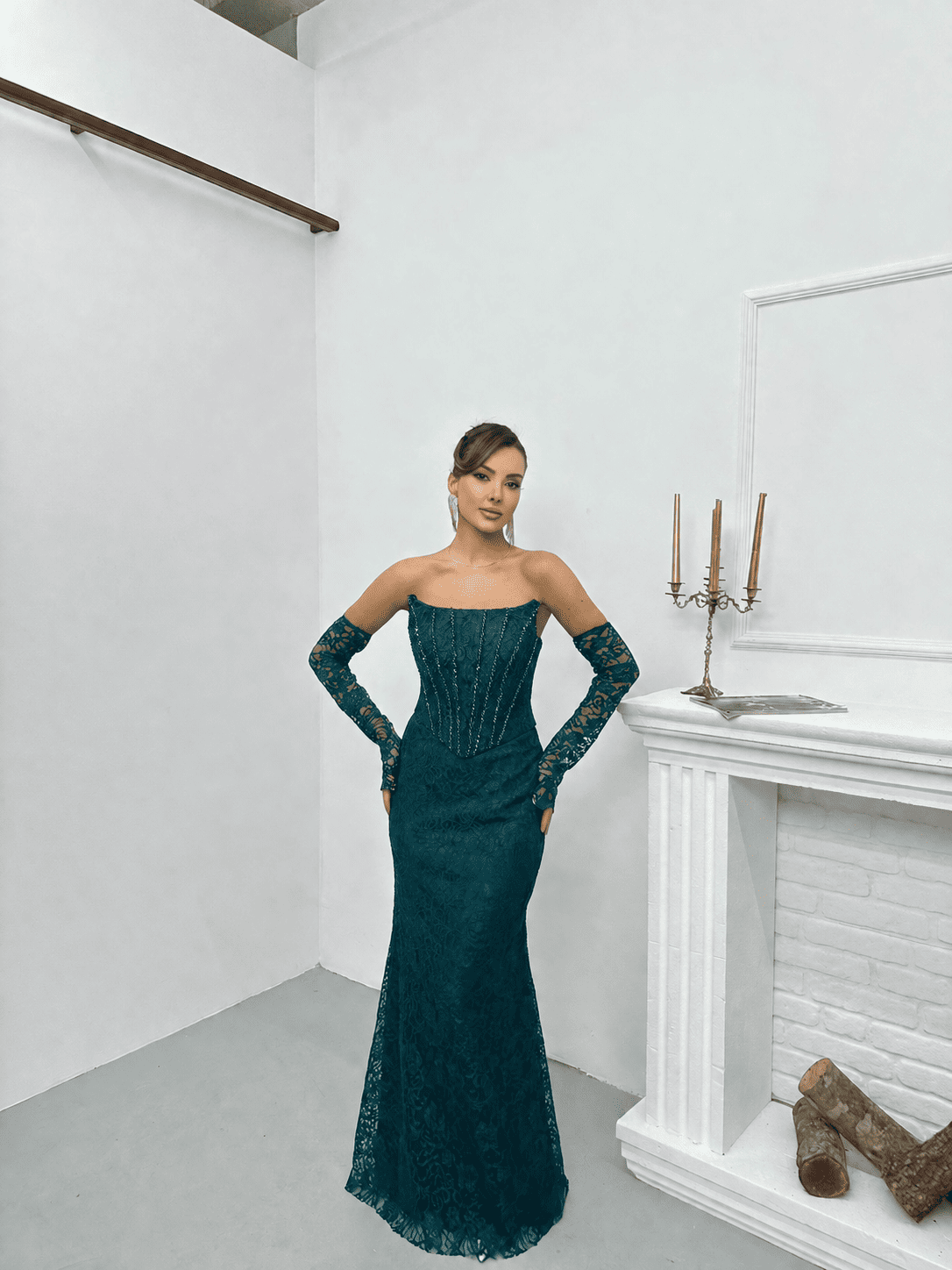 Robe de soirée longue en dentelle vert émeraude avec corset structuré et gants assortis