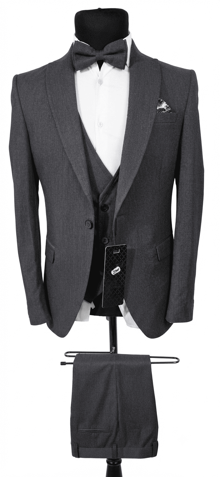 Vue de face d'un costume quatre pièces gris anthracite pour homme KEYA sur buste, avec veste à col châle, gilet assorti, chemise blanche et nœud papillon.