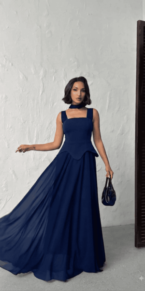 Modèle en mouvement avec la robe de soirée longue bleu marine fluide alba