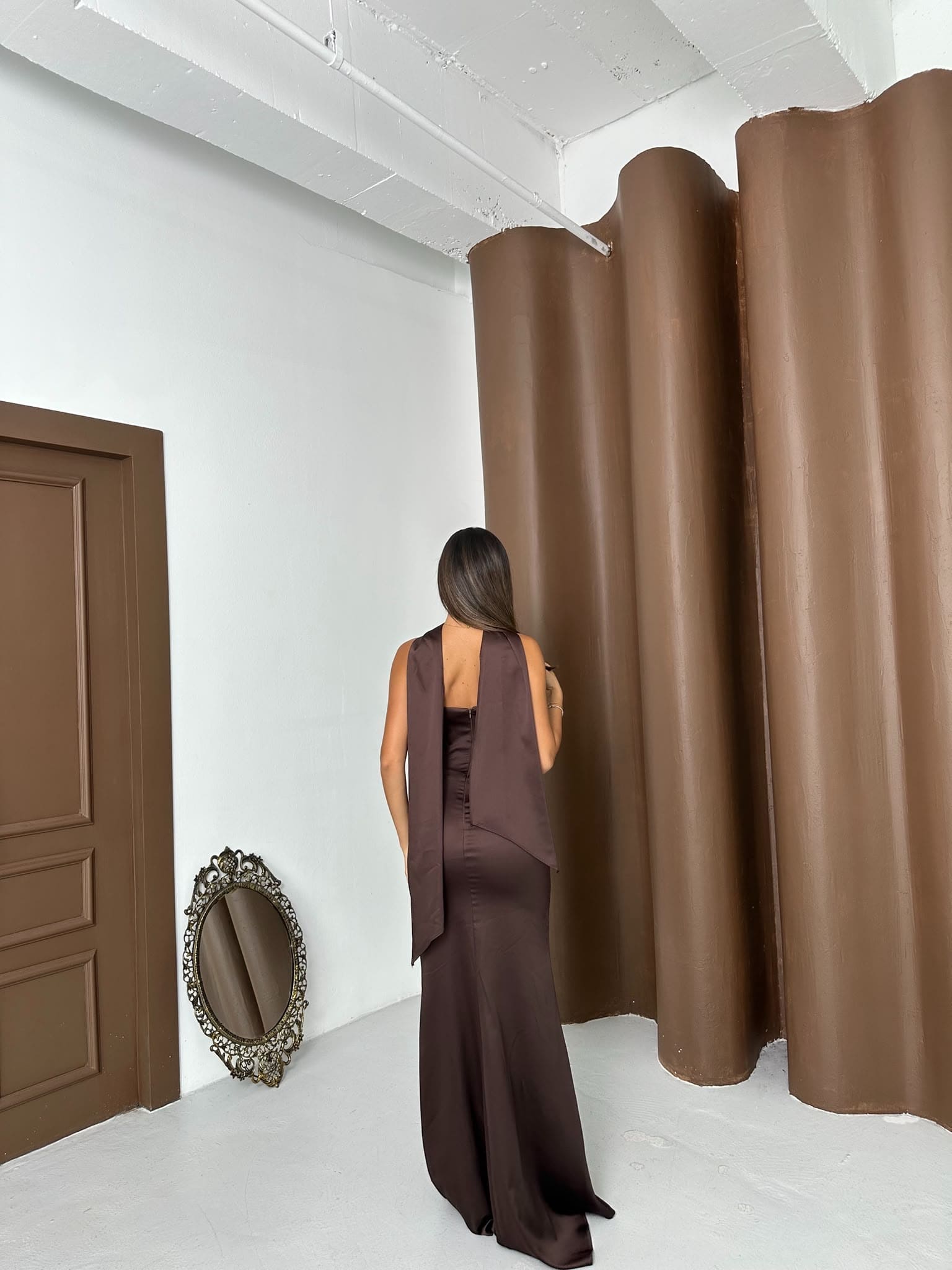 Robe de soirée longue satinée effet corset avec foulard – Marron – Image 3